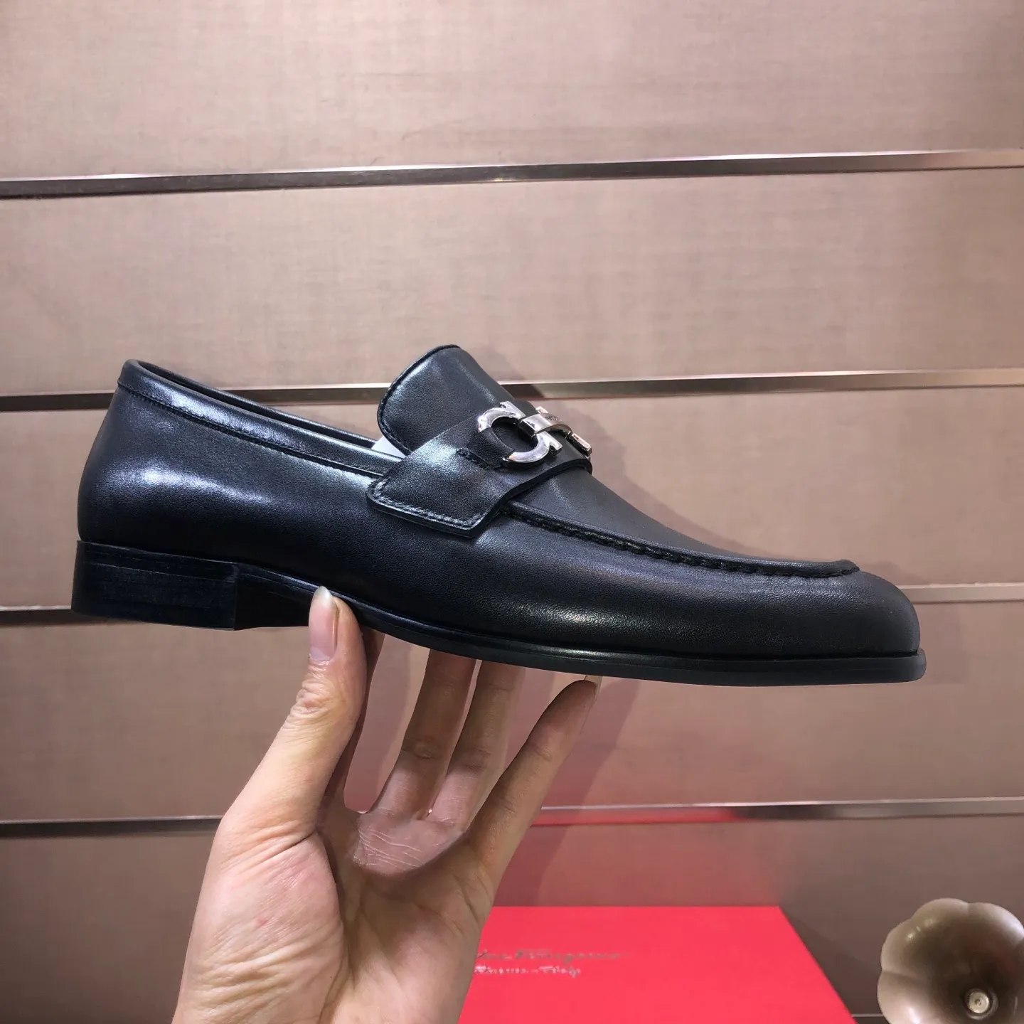 Men's shoes💰580💰【Ferragamo】Official website new product update👏High-quality casual shoes👟Imported first-layer calfskin with official website breathable printed fabric, comfortable and breathable, cowhide lining. Matching code: 38~44 (45 customized, non-refundable)